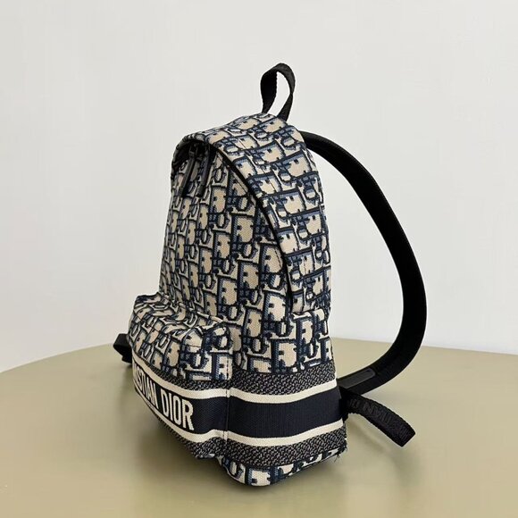 Classic DIOR Bag: A Stylish and Versatile Choice for Elegance - Picture 3 of 6